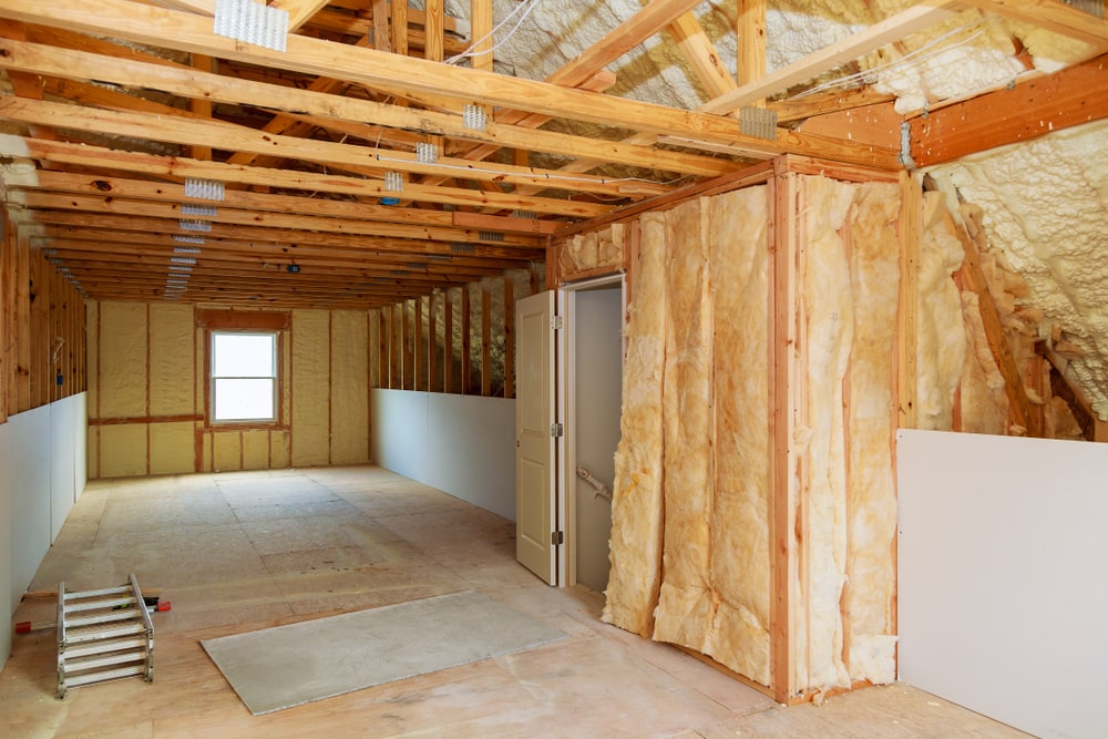 Aménagement des combles : coûts, démarches et astuces pour optimiser votre espace