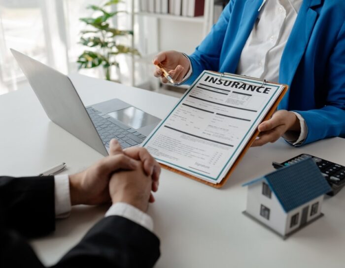 Comprendre la garantie décennale : fonctionnement et implications pour constructeurs et propriétaires